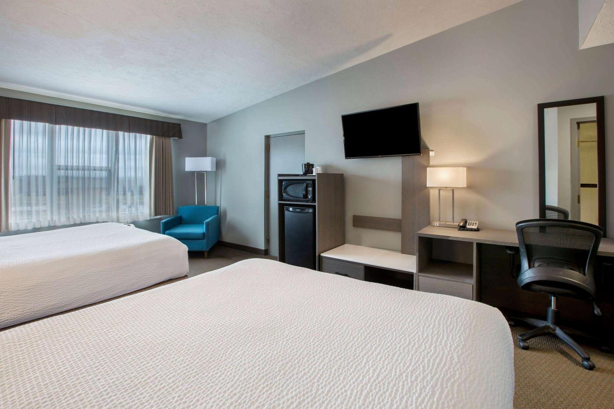 Days Inn & Suites By Wyndham Moncton Exterior photo