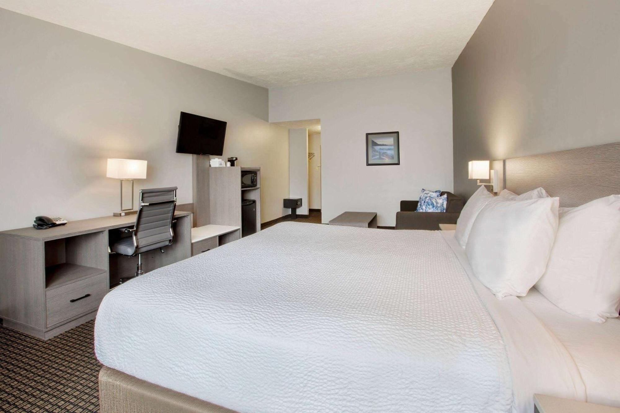 Days Inn & Suites By Wyndham Moncton Exterior photo