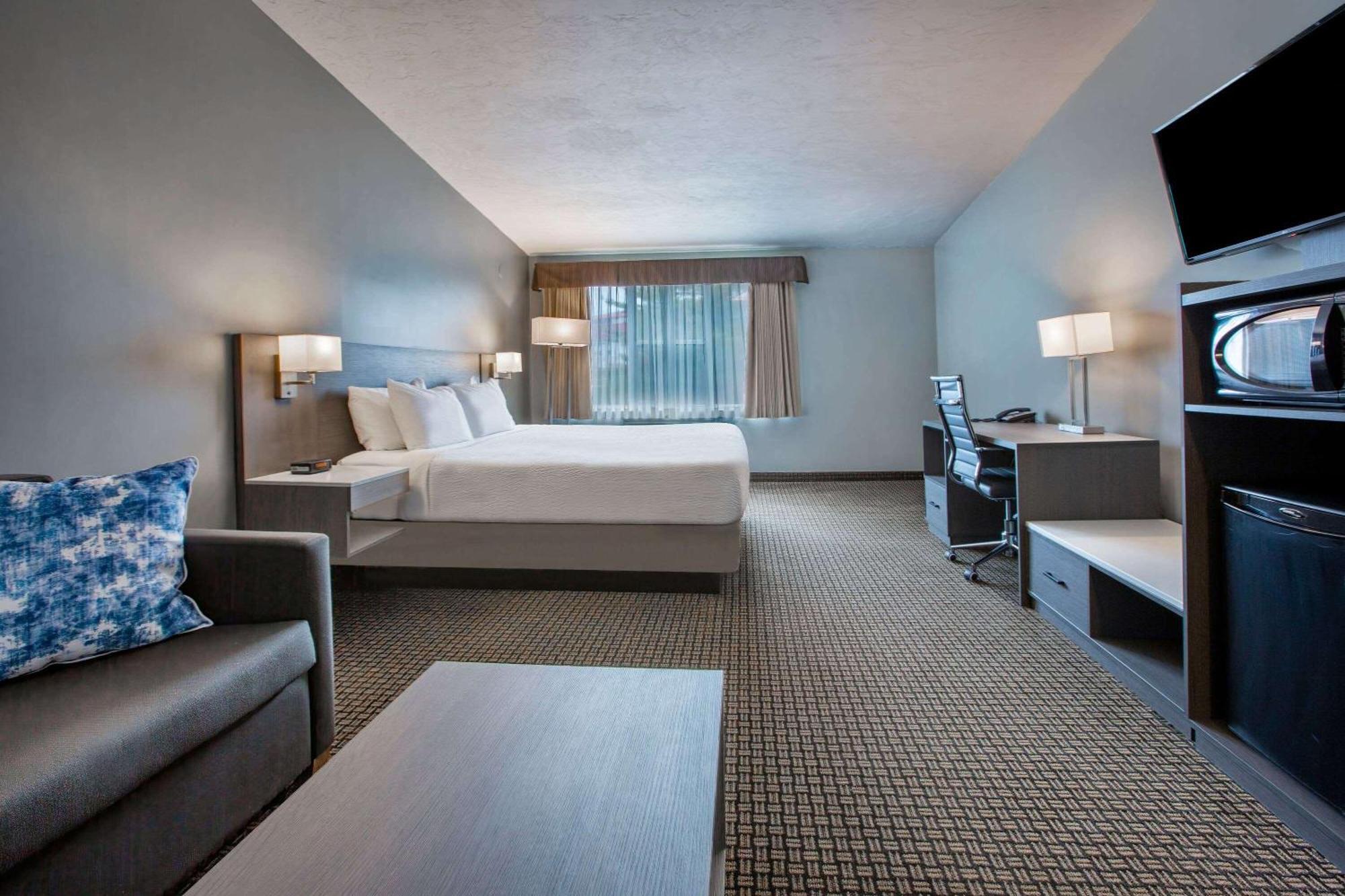 Days Inn & Suites By Wyndham Moncton Exterior photo