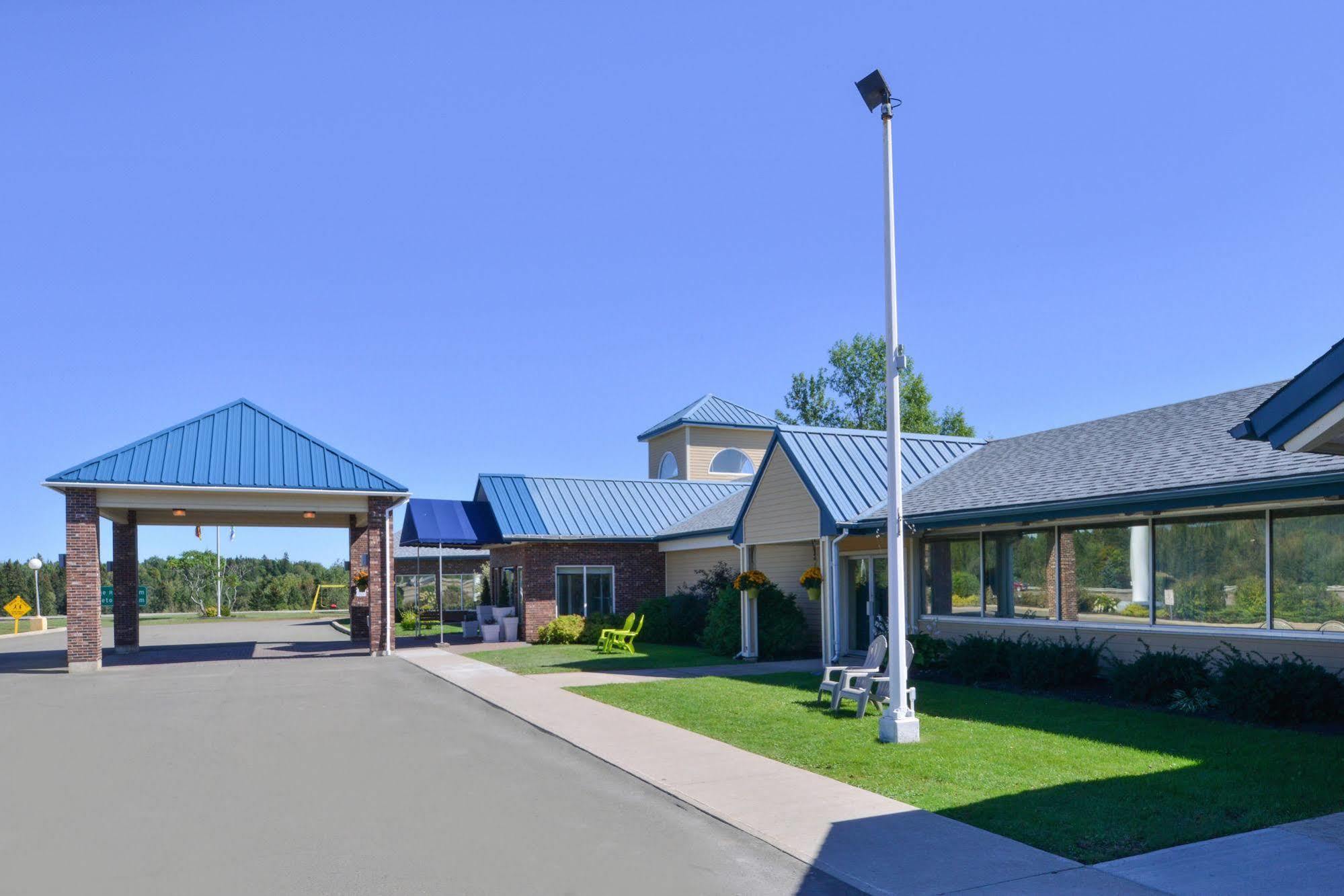 Days Inn & Suites By Wyndham Moncton Exterior photo